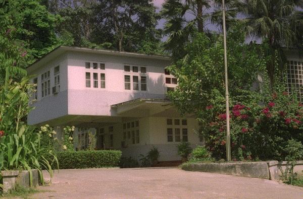 Botschaftsgebäude mit Garten